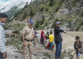 हर्षिल में हो सकता है धराली जैसा हादसा, झील बढ़ने से बढ़ रहा खतरा, लोग घर छोड़ने को तैयार नहीं