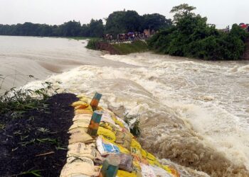 दिल्ली समेत 10 राज्यों में भारी बारिश का सिलसिला जारी, लखनऊ में सभी स्कूल बंद, कश्मीर में IMD का अलर्ट