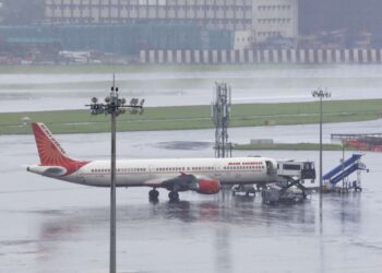 दिल्ली से इंदौर जा रहे विमान के इंजन में आग, मचा हड़कंप, IGI एयरपोर्ट पर वापस लौटी फ्लाइट