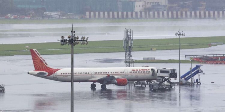 दिल्ली से इंदौर जा रहे विमान के इंजन में आग, मचा हड़कंप, IGI एयरपोर्ट पर वापस लौटी फ्लाइट