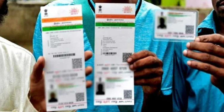Aadhaar Card पर लगी तस्वीर बदलना चाहते हैं? इन आसान तरीकों से बदल सकते हैं