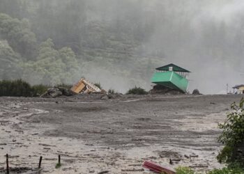 जम्मू-कश्मीर के वारनो में तेज आवाज के साथ भारी बारिश, कई जगह पर जमीन भी धंसी, पूरे इलाके में पानी का तेज बहाव