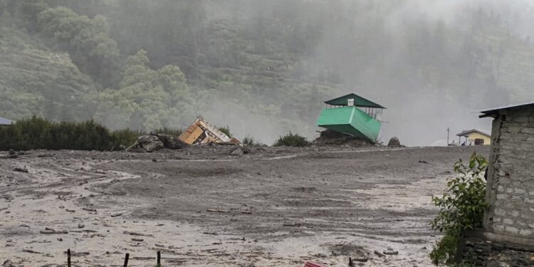 जम्मू-कश्मीर के वारनो में तेज आवाज के साथ भारी बारिश, कई जगह पर जमीन भी धंसी, पूरे इलाके में पानी का तेज बहाव