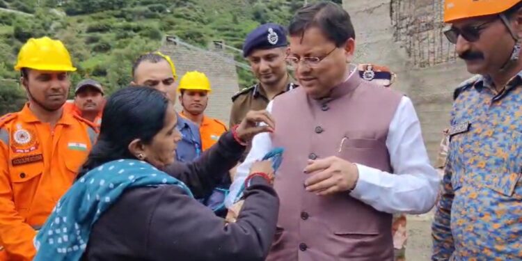 धराली में महिला ने साड़ी फाड़कर CM धामी को बांधी राखी, कहा- ‘मेरे लिए आप भगवान श्रीकृष्ण जैसे’