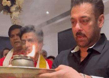 Salman Khan performs aarti as he celebrates Ganesh Chaturthi with parents | सलमान खान ने परिवार संग मनाई गणेश चतुर्थी: बप्पा की आरती करते आए नजर; रितेश देशमुख और जेनेलिया भी हुए शामिल