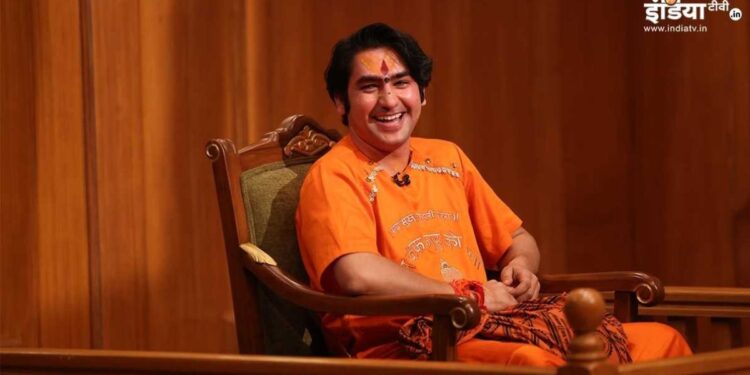 लंदन में एक बाथरूम के अंदर कैसे अटक गए थे धीरेंद्र कृष्ण शास्त्री? ‘आप की अदालत’ में खुद सुनाया मजेदार किस्सा