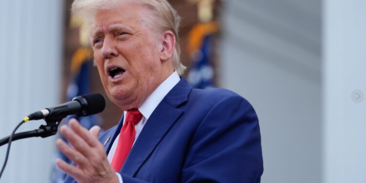 भारत पर अमेरिकी टैरिफ का वार, ट्रंप की अतिरिक्त 25% टैरिफ आज से लागू, जानें किसने क्या कहा?