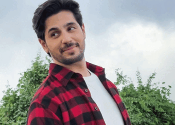 Siddharth Malhotra gave a midnight surprise to Shanaya Kapoor | सिद्धार्थ मल्होत्रा ने शनाया कपूर को दिया था मिडनाइट सरप्राइज: एक्ट्रेस के जन्मदिन पर करण जौहर ने एक्टर को गिफ्ट के तौर पर घर भेजा था