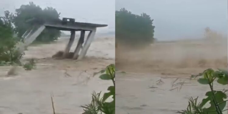 मूसलाधार बारिश और पानी के तेज बहाव में बह गया श्मशान घाट, सामने आया LIVE VIDEO