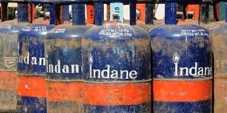 गैस सिलेंडर की कीमतों में कटौती, 51.50 रुपये की बड़ी गिरावट, जानें क्या है नई कीमत