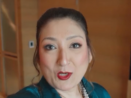 Govinda’s wife Sunita started vlogging | गोविंदा की पत्नी सुनीता ने व्लॉगिंग शुरू की: वीडियो में बाइक पर बैठीं और शराब खरीदी, बोलीं – अब पैसे कमाने की मेरी बारी