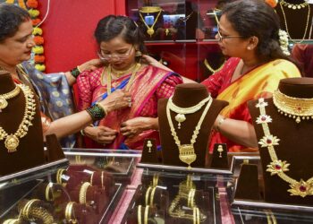 Gold Price: सोने-चांदी के दाम में जोरदार गिरावट, जानें 12 अगस्त को प्रति 10 ग्राम Gold का भाव