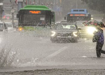 भारी बारिश का रेड अलर्ट, दिल्ली-NCR, यूपी और उत्तराखंड में अगले दो दिन कैसा रहेगा मौसम? जानिए ताजा अपडेट