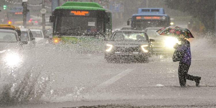भारी बारिश का रेड अलर्ट, दिल्ली-NCR, यूपी और उत्तराखंड में अगले दो दिन कैसा रहेगा मौसम? जानिए ताजा अपडेट