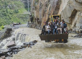 हिमाचल में कुदरत का कहर, भारी बारिश के चलते 400 सड़कें हुईं बंद, इन मार्गों से टूटा संपर्क