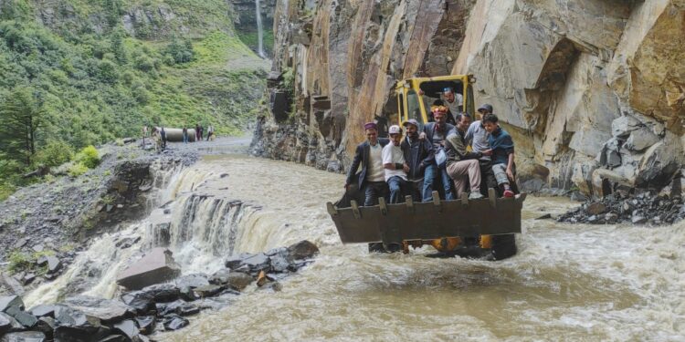 हिमाचल में कुदरत का कहर, भारी बारिश के चलते 400 सड़कें हुईं बंद, इन मार्गों से टूटा संपर्क