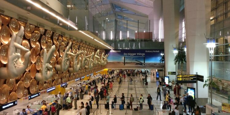 10 करोड़ से ज्यादा यात्री क्षमता वाले एयरपोर्ट्स में शामिल हुआ IGI, यहां देखें सभी 6 हवाई अड्डों की लिस्ट