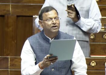 8th Pay Comission: केंद्रीय कर्मचारियों के लिए सरकार से आया अपडेट, बताया- कब से होगा लागू, जानें डिटेल