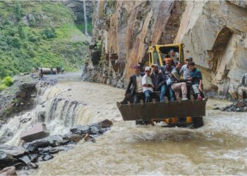 हिमाचल प्रदेश में बादल फटने और बाढ़ का खौफ, 325 सड़कें यातायात के लिए बंद