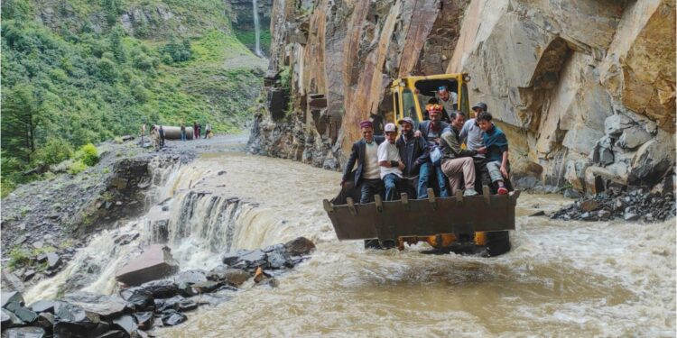 हिमाचल प्रदेश में बादल फटने और बाढ़ का खौफ, 325 सड़कें यातायात के लिए बंद