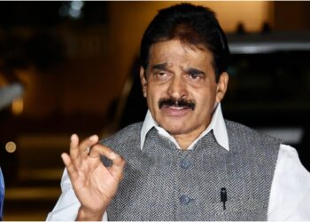 पेट्रोलियम मंत्रालय ने शेयर की वीर सावरकर की तस्वीर, कांग्रेस बोली- सस्ता तेल चाहिए, सस्ती कॉमेडी नहीं