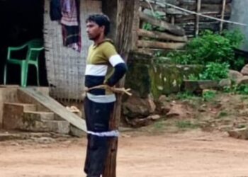 Video: दामाद नहीं पूछ रहा था पत्नी का हालचाल, ससुराल वालों ने बातचीत के बीच पोल से बांधा, पुलिस ने छुड़ाया