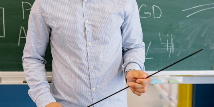 प्रिंसिपल ने छात्र को पीटा और फाड़ दिया कान का पर्दा, अब इन धाराओं में दर्ज हुआ केस