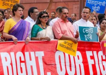 INDI Alliance Protest LIVE: विपक्षी सांसदों का चुनाव आयोग के कार्यालय तक प्रोटेस्ट मार्च, जानिए क्या बोली दिल्ली पुलिस?