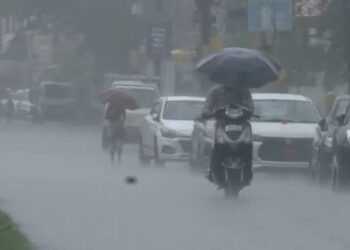 उत्तराखंड: देहरादून सहित कई इलाकों में भारी बारिश, बाढ़ का खतरा, इमरजेंसी सेंटर ने 8 जिलों में प्रशासन को अलर्ट किया