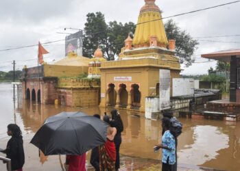 गुजरात में भारी बारिश को लेकर रेड अलर्ट जारी, हिमाचल में स्कूल-कॉलेज बंद, जानें दिल्ली-मुंबई का हाल
