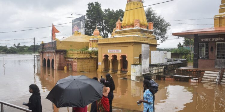 गुजरात में भारी बारिश को लेकर रेड अलर्ट जारी, हिमाचल में स्कूल-कॉलेज बंद, जानें दिल्ली-मुंबई का हाल
