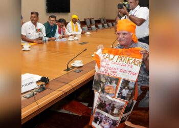 सिर पर भगवा गमछा बांधकर इस उम्मीदवार ने दर्ज किया अपना नामांकन, उपराष्ट्रपति पद का लड़ेगा चुनाव