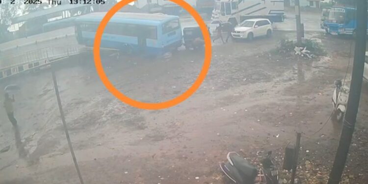 बस स्टैंड पर भयावह हादसे का VIDEO, बस ने ऑटो को टक्कर मार उड़ाए परखच्चे; 5 ने तोड़ा दम