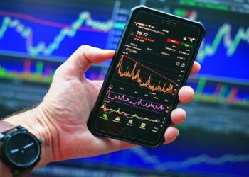 अमेरिकी टैरिफ का टेरर शेयर बाजार पर, सेंसेक्स 508 अंक लुढ़का, निफ्टी भी पस्त, इन सेक्टर्स के स्टॉक टूटे