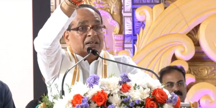 शिवराज सिंह ने किया शिवरात्रि महास्वामी का सम्मान, कहा- ‘राजनीति तोड़ती है, लेकिन धर्म जोड़ता है’