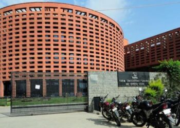 TCS के कर्मचारियों के लिए आई बड़ी खुशखबरी, छंटनी के खौफ के बीच कंपनी ने सैलरी हाइक पर दिया बड़ा अपडेट