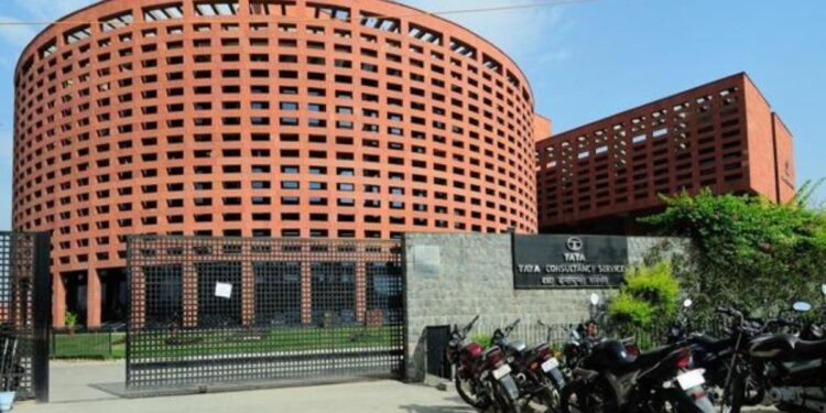 TCS के कर्मचारियों के लिए आई बड़ी खुशखबरी, छंटनी के खौफ के बीच कंपनी ने सैलरी हाइक पर दिया बड़ा अपडेट