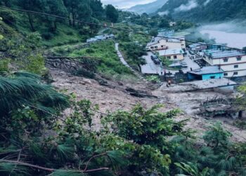 VIDEO: उत्तराखंड के चमोली में फिर बड़ी तबाही, बादल फटने से आया सैलाब, मलबे में दबे घर, मचा है त्राहिमाम