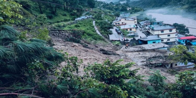 VIDEO: उत्तराखंड के चमोली में फिर बड़ी तबाही, बादल फटने से आया सैलाब, मलबे में दबे घर, मचा है त्राहिमाम