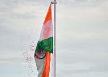 राष्ट्रध्वज की जगह फहरा दिया कांग्रेस का झंडा, मचा हड़कंप, जानिए कहां हुई ये घटना?