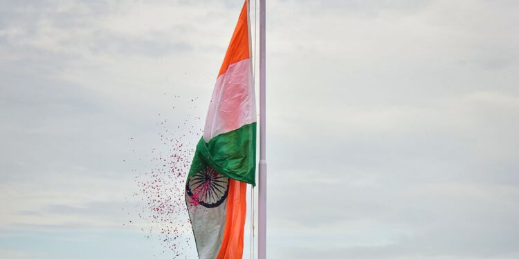 राष्ट्रध्वज की जगह फहरा दिया कांग्रेस का झंडा, मचा हड़कंप, जानिए कहां हुई ये घटना?