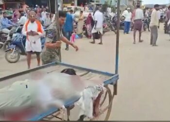 दर्दनाक! बार-बार बुलाने पर भी नहीं आई एम्बुलेंस, लाश को ठेले पर ले गई पुलिस, देखें Video