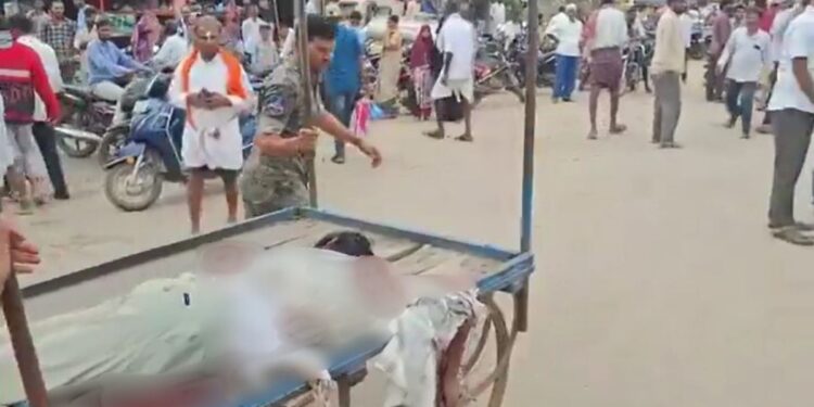 दर्दनाक! बार-बार बुलाने पर भी नहीं आई एम्बुलेंस, लाश को ठेले पर ले गई पुलिस, देखें Video