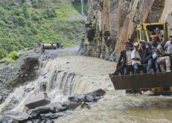 हिमाचल में भारी बारिश और भूस्खलन, 600 से ज्यादा सड़कों पर आवागमन बाधित, चार जिलों में स्कूल बंद