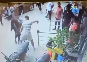 VIDEO: हैदराबाद के एल.बी. नगर में गैंगवार, छात्रों के बीच हुई हिंसक झड़प, 15 के खिलाफ मामला दर्ज