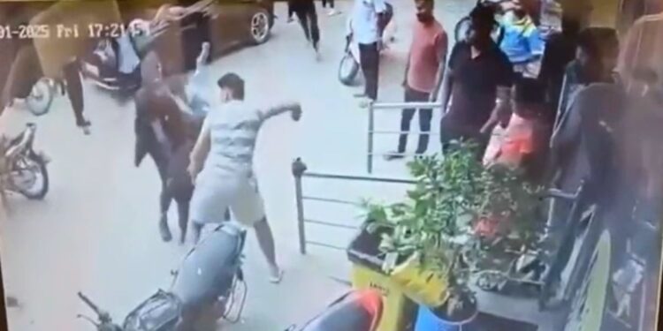 VIDEO: हैदराबाद के एल.बी. नगर में गैंगवार, छात्रों के बीच हुई हिंसक झड़प, 15 के खिलाफ मामला दर्ज