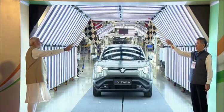 भारत में बनी पहली मारुति सुजुकी ई-विटारा को प्रधानमंत्री ने दिखाई हरी झंडी, जानिए कितनी होगी इसकी कीमत