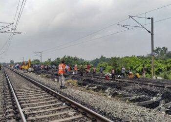 बाल-बाल बची जनशताब्दी एक्सप्रेस, जिस ट्रैक पर हो रही थी मरम्मत उधर मोड़ दी ट्रेन, सस्पेंड हुए ये अधिकारी