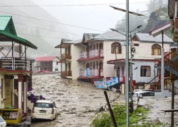 उत्तराखंड: उत्तरकाशी में बादल फटने से हाहाकार, 5 VIDEOS में देखें तबाही का मंजर