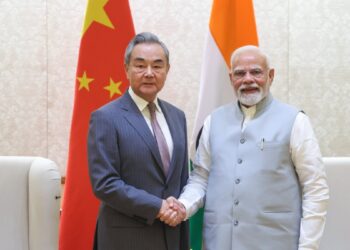 पीएम मोदी से मिले चीन के विदेश मंत्री वांग यी, SCO सम्मेलन के लिए निमंत्रण सौंपा